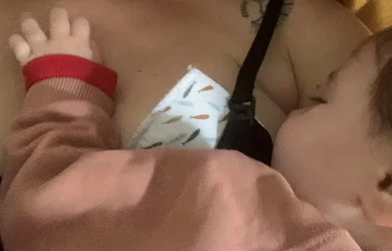 bebé lactando durante el postparto en casa